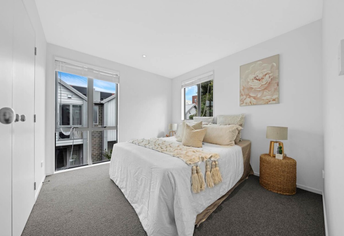 Freehold 2 beds 2 baths home with Private courtyard , with cafes, buses, and the train station all within a 10-minute walk away, plus easy motorway access, 0.4 km to Avondale Intermediate and Avondale Primary School (Auckland), 0.5 km to Avondale College, 3/2B Walsall Street, Avondale, Auckland