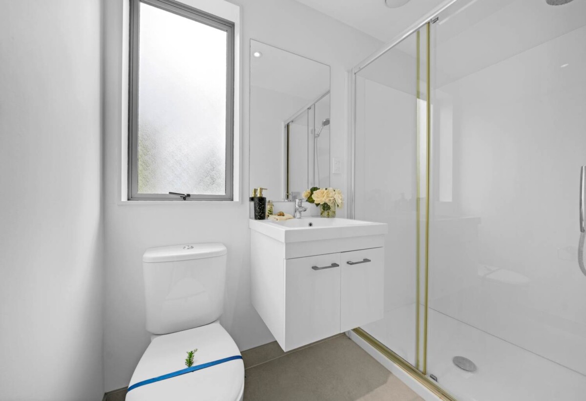 Freehold 2 beds 2 baths home with Private courtyard , with cafes, buses, and the train station all within a 10-minute walk away, plus easy motorway access, 0.4 km to Avondale Intermediate and Avondale Primary School (Auckland), 0.5 km to Avondale College, 3/2B Walsall Street, Avondale, Auckland