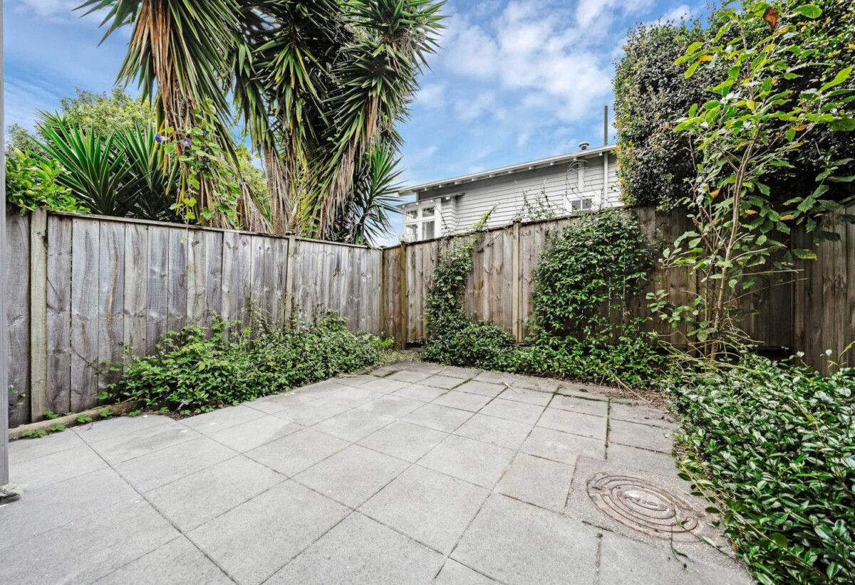 Freehold 2 beds 2 baths home with Private courtyard , with cafes, buses, and the train station all within a 10-minute walk away, plus easy motorway access, 0.4 km to Avondale Intermediate and Avondale Primary School (Auckland), 0.5 km to Avondale College, 3/2B Walsall Street, Avondale, Auckland