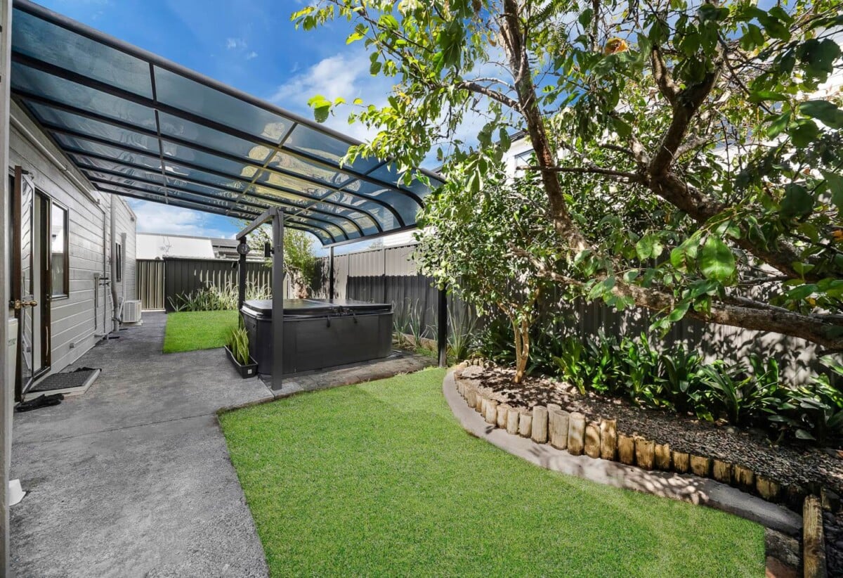 2 beds 2 baths house with swimming pool, Fully lined and carpeted internal access garage, Recently fitted new carpets and new kitchen, Walking distance to Hunters Corner shopping centre, Easy access to SH1 motorway connections, 0.8 km to Papatoetoe East School and Papatoetoe High School, 17A Kimpton Road, Papatoetoe, Auckland