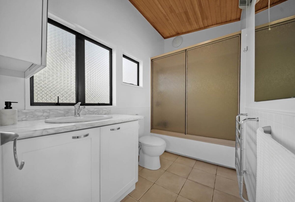 2 beds 2 baths house with swimming pool, Fully lined and carpeted internal access garage, Recently fitted new carpets and new kitchen, Walking distance to Hunters Corner shopping centre, Easy access to SH1 motorway connections, 0.8 km to Papatoetoe East School and Papatoetoe High School, 17A Kimpton Road, Papatoetoe, Auckland