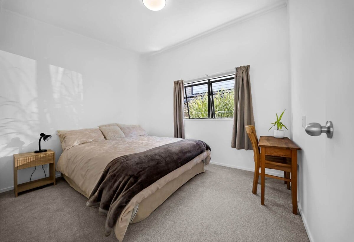 2 beds 2 baths house with swimming pool, Fully lined and carpeted internal access garage, Recently fitted new carpets and new kitchen, Walking distance to Hunters Corner shopping centre, Easy access to SH1 motorway connections, 0.8 km to Papatoetoe East School and Papatoetoe High School, 17A Kimpton Road, Papatoetoe, Auckland
