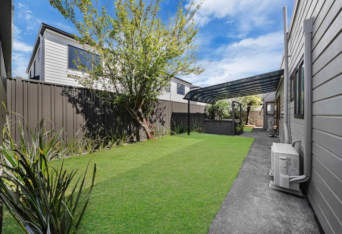 2 beds 2 baths house with swimming pool, Fully lined and carpeted internal access garage, Recently fitted new carpets and new kitchen, Walking distance to Hunters Corner shopping centre, Easy access to SH1 motorway connections, 0.8 km to Papatoetoe East School and Papatoetoe High School, 17A Kimpton Road, Papatoetoe, Auckland