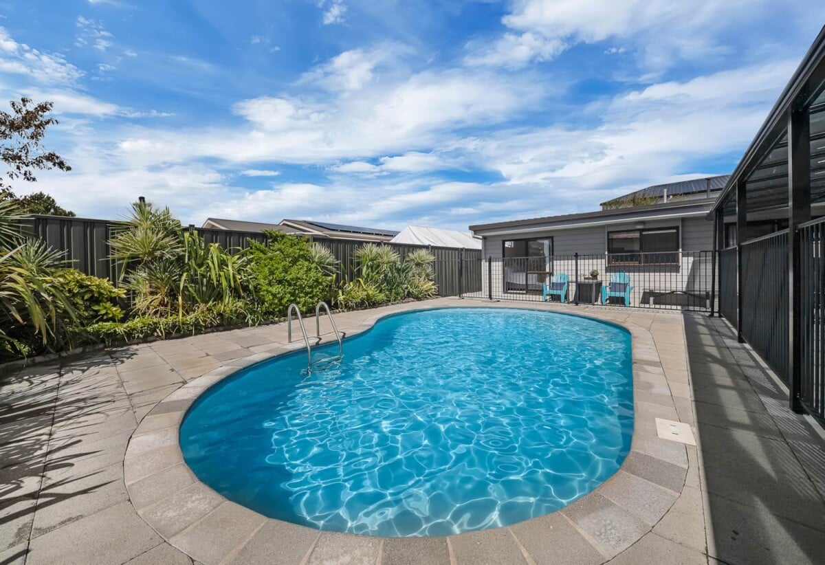 2 beds 2 baths house with swimming pool, Fully lined and carpeted internal access garage, Recently fitted new carpets and new kitchen, Walking distance to Hunters Corner shopping centre, Easy access to SH1 motorway connections, 0.8 km to Papatoetoe East School and Papatoetoe High School, 17A Kimpton Road, Papatoetoe, Auckland