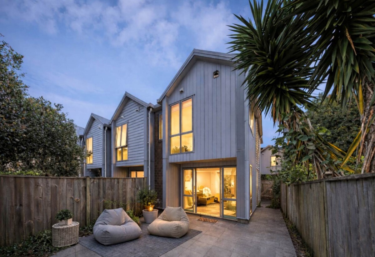 Freehold 2 beds 2 baths home with Private courtyard , with cafes, buses, and the train station all within a 10-minute walk away, plus easy motorway access, 0.4 km to Avondale Intermediate and Avondale Primary School (Auckland), 0.5 km to Avondale College, 3/2B Walsall Street, Avondale, Auckland
