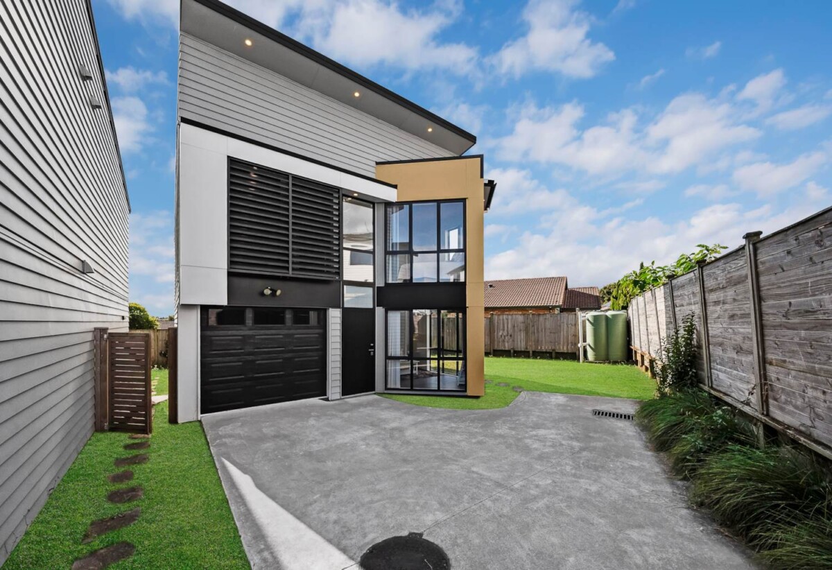 Brandnew 4 beds 2.5 baths house with garage on 244m2 section, close to parks, shops, schools, motorway access, 0.6 km to Papatoetoe South School, 9F Pah Road, Papatoetoe, Auckland