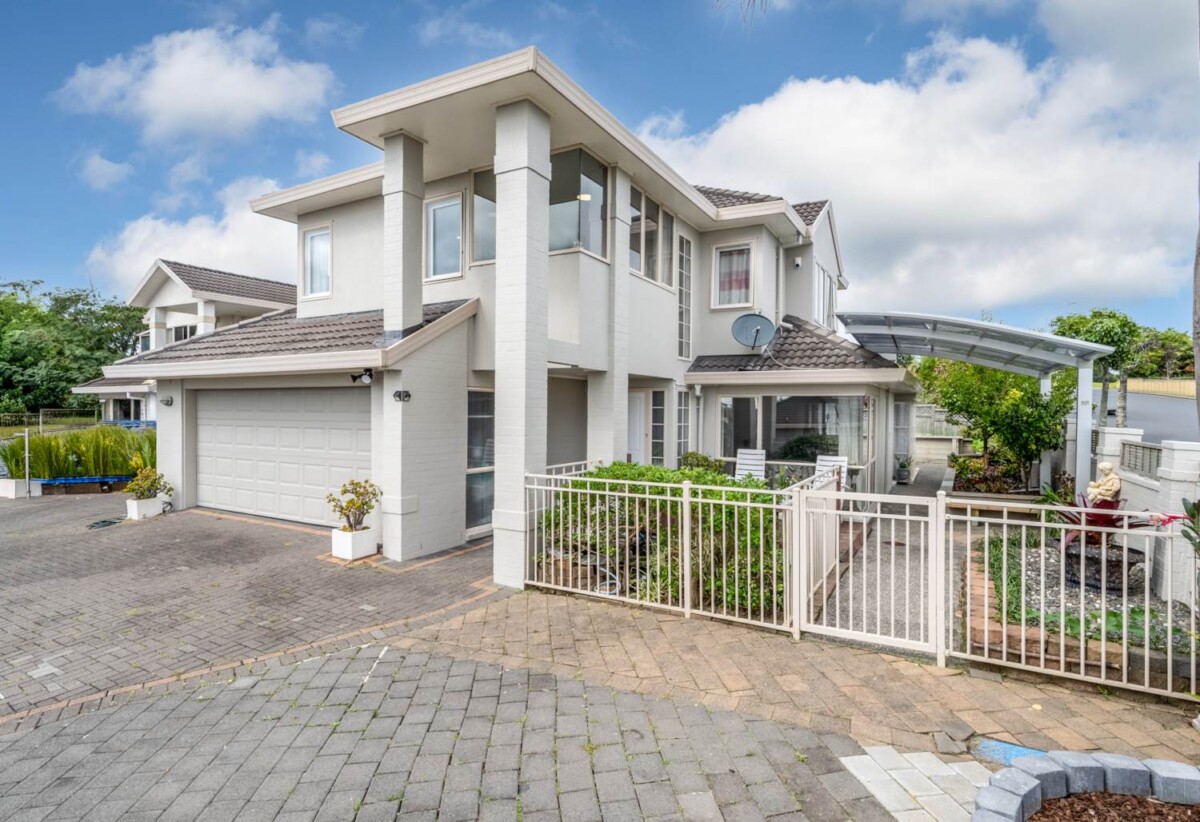 Must sell, Vendor Has Bought, 4 beds 3 baths house with double garage, within walking distance to Meadowlands Shopping Centre and only a short drive to Botany Town Centre. close to golf club, schools, zoned for helly Park School, Somerville Intermediate, and Howick College, 5/168 Whitford Road, Somerville, Auckland