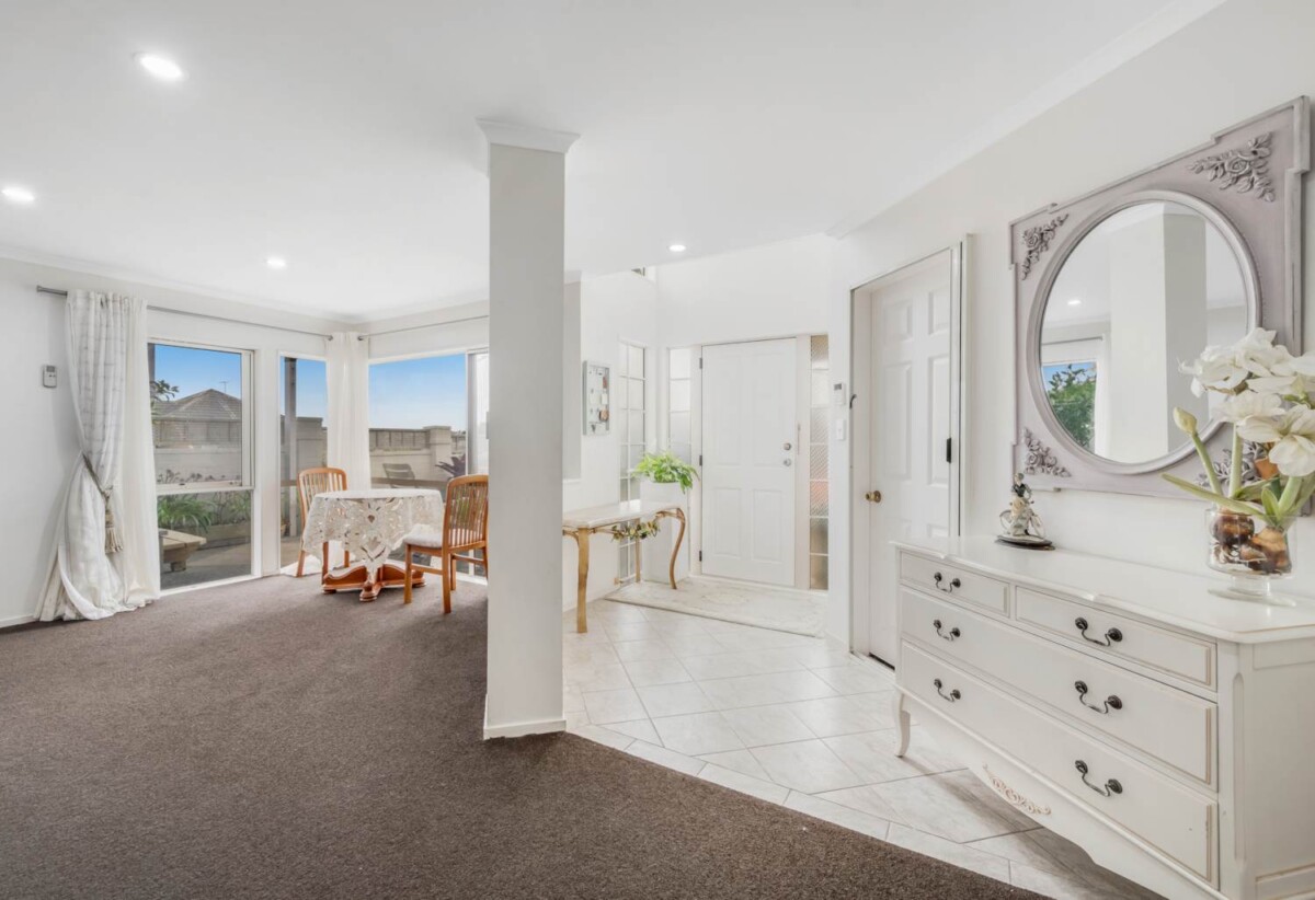 Must sell, Vendor Has Bought, 4 beds 3 baths house with double garage, within walking distance to Meadowlands Shopping Centre and only a short drive to Botany Town Centre. close to golf club, schools, zoned for helly Park School, Somerville Intermediate, and Howick College, 5/168 Whitford Road, Somerville, Auckland