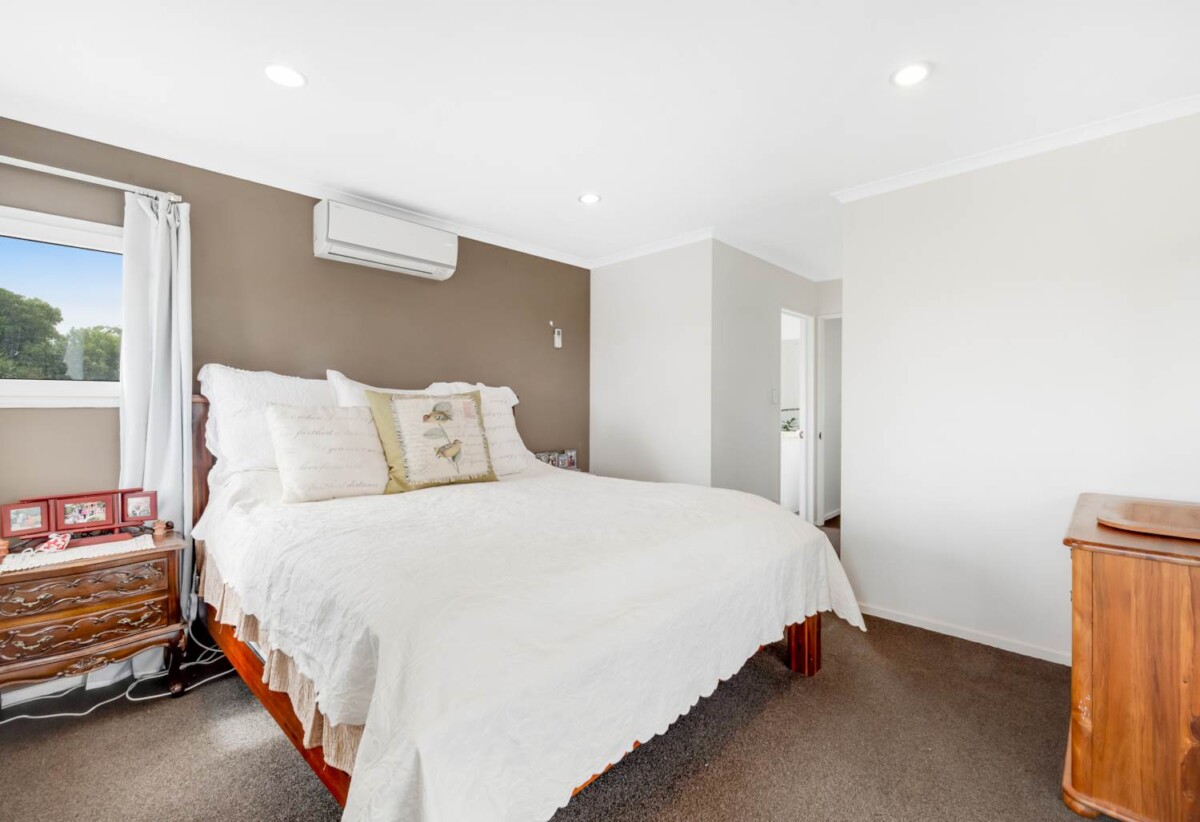 Must sell, Vendor Has Bought, 4 beds 3 baths house with double garage, within walking distance to Meadowlands Shopping Centre and only a short drive to Botany Town Centre. close to golf club, schools, zoned for helly Park School, Somerville Intermediate, and Howick College, 5/168 Whitford Road, Somerville, Auckland