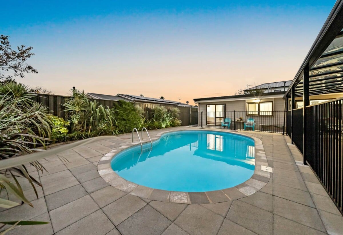 2 beds 2 baths house with swimming pool, Fully lined and carpeted internal access garage, Recently fitted new carpets and new kitchen, Walking distance to Hunters Corner shopping centre, Easy access to SH1 motorway connections, 0.8 km to Papatoetoe East School and Papatoetoe High School, 17A Kimpton Road, Papatoetoe, Auckland