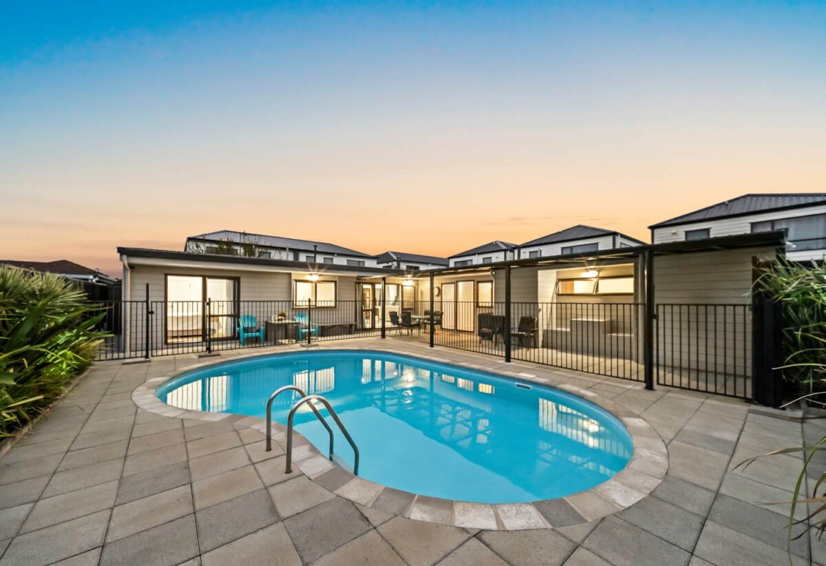 2 beds 2 baths house with swimming pool, Fully lined and carpeted internal access garage, Recently fitted new carpets and new kitchen, Walking distance to Hunters Corner shopping centre, Easy access to SH1 motorway connections, 0.8 km to Papatoetoe East School and Papatoetoe High School, 17A Kimpton Road, Papatoetoe, Auckland