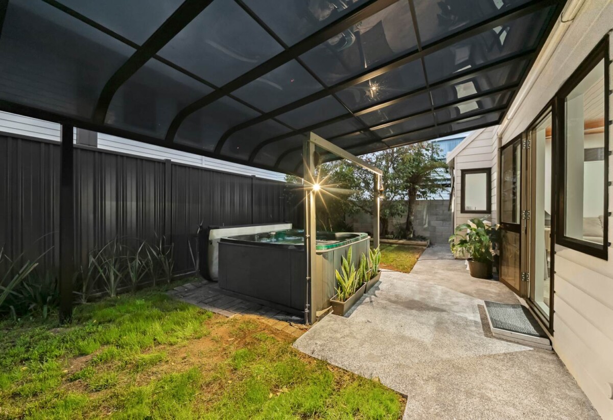 2 beds 2 baths house with swimming pool, Fully lined and carpeted internal access garage, Recently fitted new carpets and new kitchen, Walking distance to Hunters Corner shopping centre, Easy access to SH1 motorway connections, 0.8 km to Papatoetoe East School and Papatoetoe High School, 17A Kimpton Road, Papatoetoe, Auckland