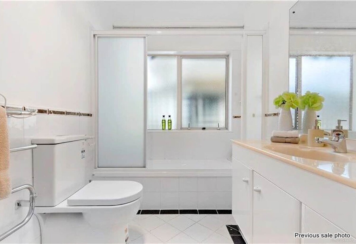 Must sell, Vendor Has Bought, 4 beds 3 baths house with double garage, within walking distance to Meadowlands Shopping Centre and only a short drive to Botany Town Centre. close to golf club, schools, zoned for helly Park School, Somerville Intermediate, and Howick College, 5/168 Whitford Road, Somerville, Auckland