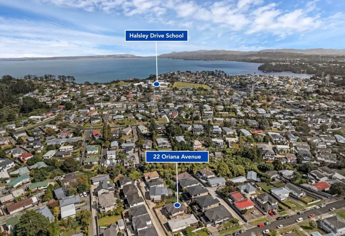 4 beds 3 baths house with double garage on 514m2 section, close to supermarkets, shops, schools, park , tennis club and the Maungakiekie Golf Club, 0.6 km to Halsey Drive School, 22 Oriana Avenue, Lynfield, Auckland