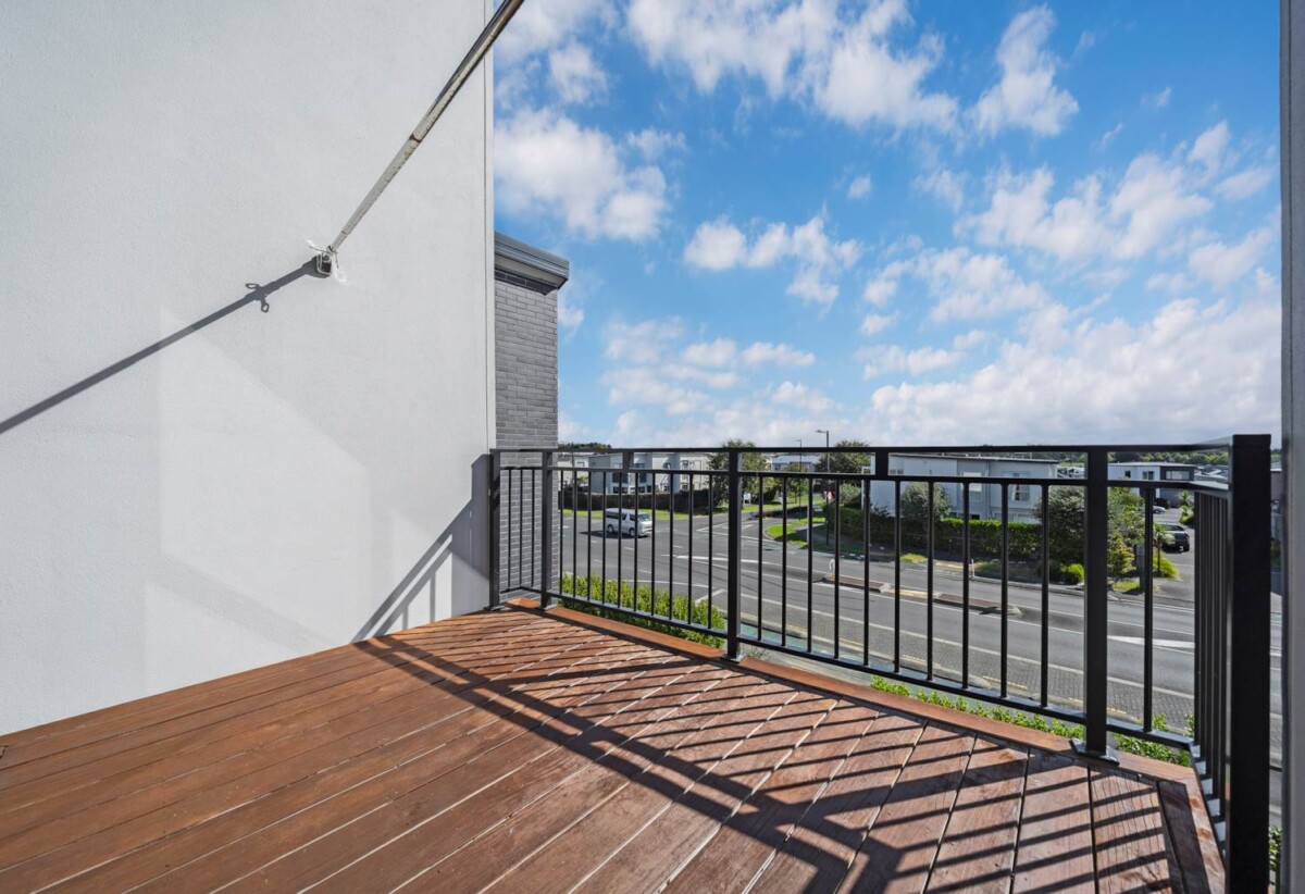 Overseas-bound vendor, 4 beds 3 baths home with double garage, within walking distance to local shops and public transport, close to Westgate and Northwest Shopping Centre. 0.5 km to Whenuapai School, 176 Totara Road, Whenuapai, Auckland