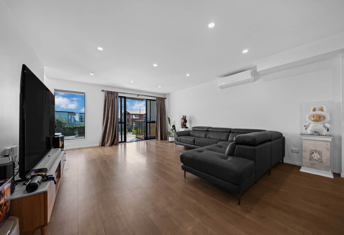 Overseas-bound vendor, 4 beds 3 baths home with double garage, within walking distance to local shops and public transport, close to Westgate and Northwest Shopping Centre. 0.5 km to Whenuapai School, 176 Totara Road, Whenuapai, Auckland