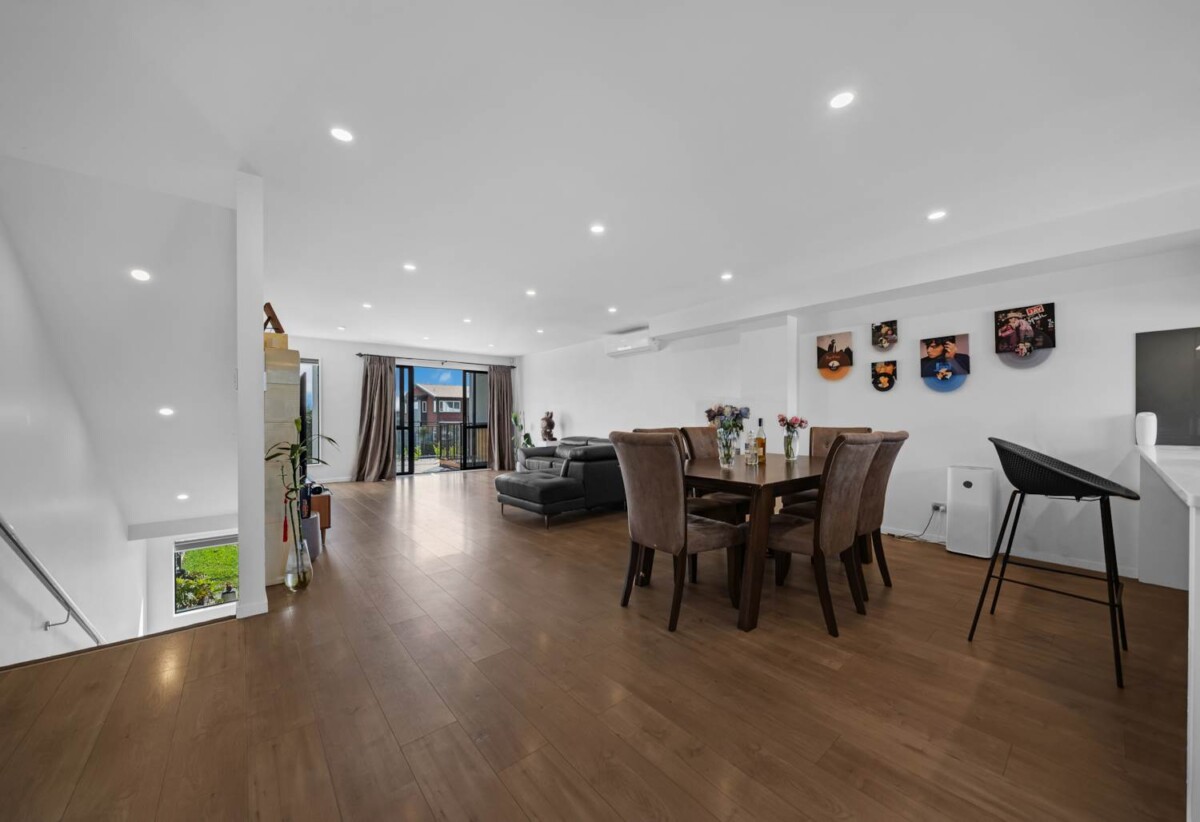 Overseas-bound vendor, 4 beds 3 baths home with double garage, within walking distance to local shops and public transport, close to Westgate and Northwest Shopping Centre. 0.5 km to Whenuapai School, 176 Totara Road, Whenuapai, Auckland
