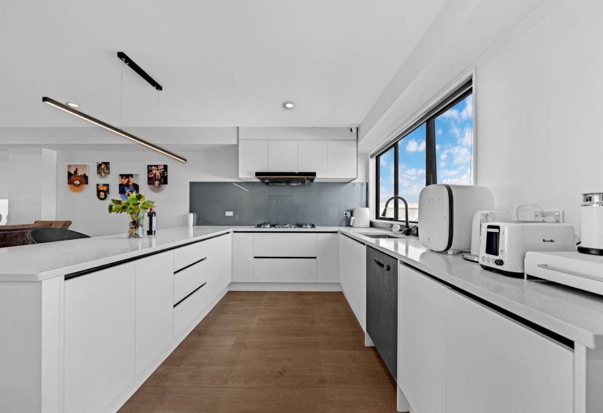 Overseas-bound vendor, 4 beds 3 baths home with double garage, within walking distance to local shops and public transport, close to Westgate and Northwest Shopping Centre. 0.5 km to Whenuapai School, 176 Totara Road, Whenuapai, Auckland