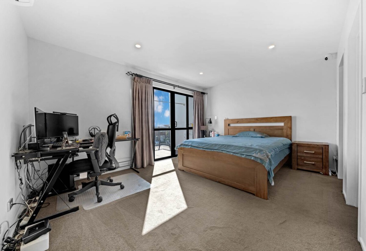 Overseas-bound vendor, 4 beds 3 baths home with double garage, within walking distance to local shops and public transport, close to Westgate and Northwest Shopping Centre. 0.5 km to Whenuapai School, 176 Totara Road, Whenuapai, Auckland