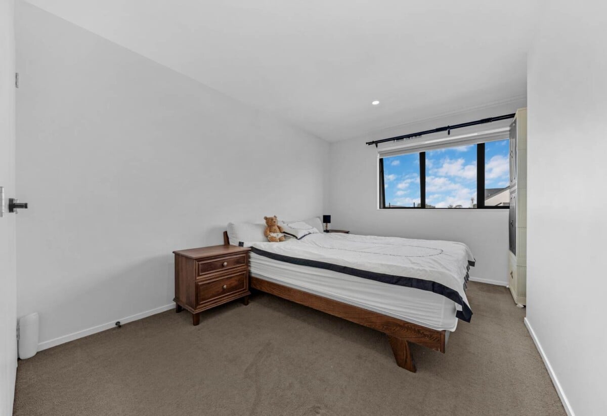 Overseas-bound vendor, 4 beds 3 baths home with double garage, within walking distance to local shops and public transport, close to Westgate and Northwest Shopping Centre. 0.5 km to Whenuapai School, 176 Totara Road, Whenuapai, Auckland