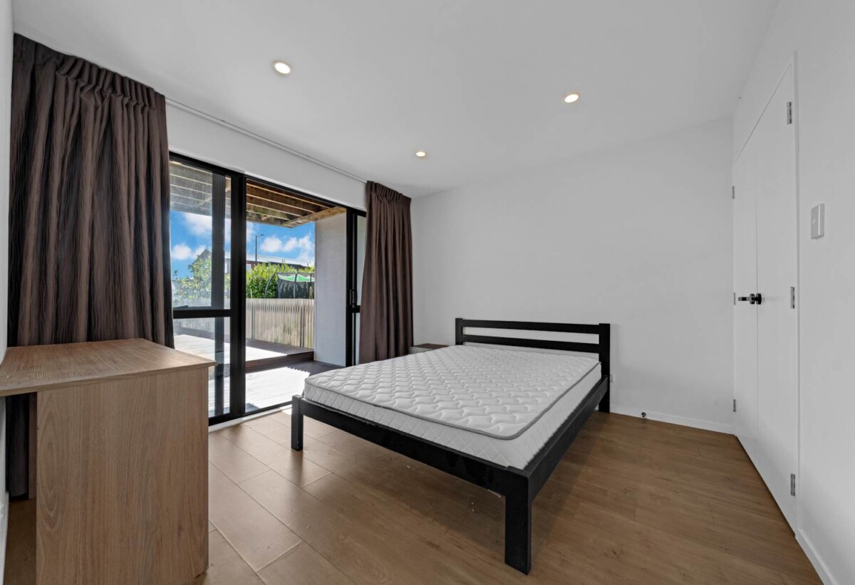 Overseas-bound vendor, 4 beds 3 baths home with double garage, within walking distance to local shops and public transport, close to Westgate and Northwest Shopping Centre. 0.5 km to Whenuapai School, 176 Totara Road, Whenuapai, Auckland