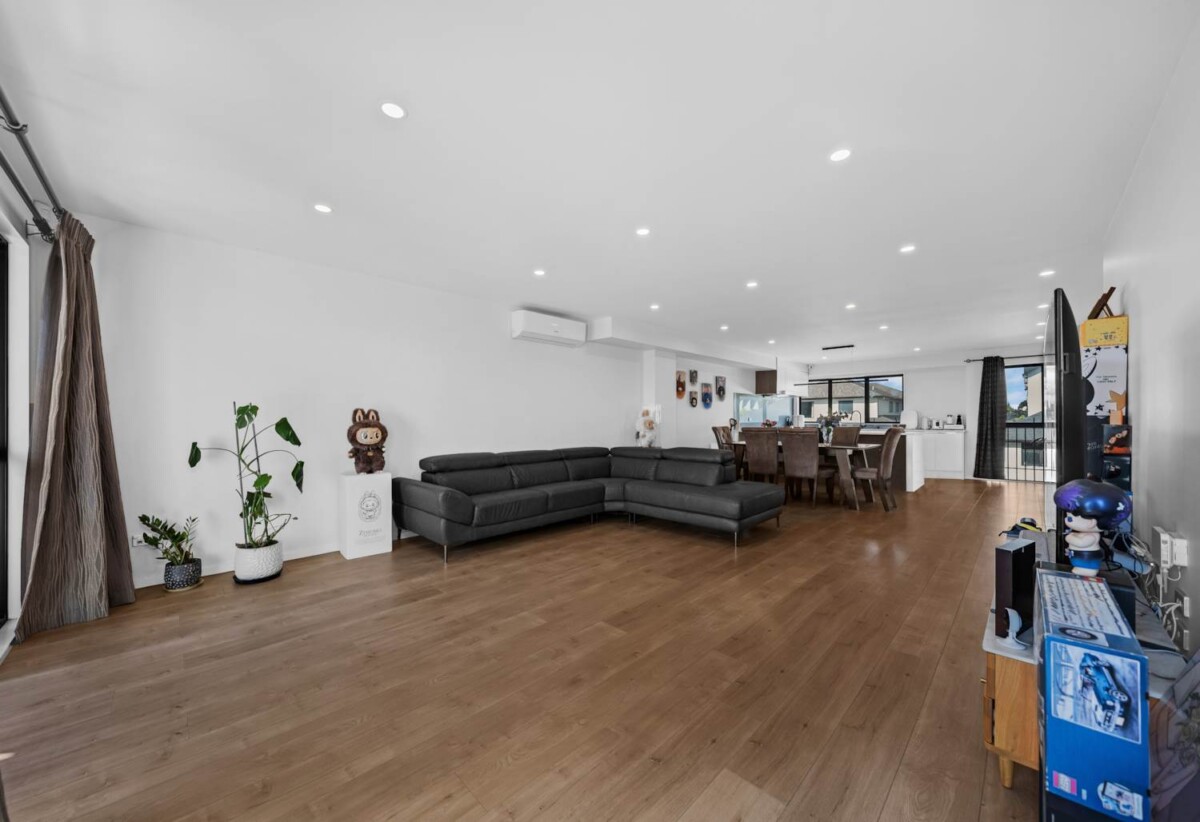 Overseas-bound vendor, 4 beds 3 baths home with double garage, within walking distance to local shops and public transport, close to Westgate and Northwest Shopping Centre. 0.5 km to Whenuapai School, 176 Totara Road, Whenuapai, Auckland