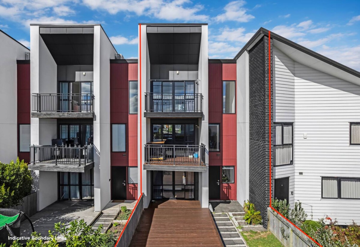 Overseas-bound vendor, 4 beds 3 baths home with double garage, within walking distance to local shops and public transport, close to Westgate and Northwest Shopping Centre. 0.5 km to Whenuapai School, 176 Totara Road, Whenuapai, Auckland