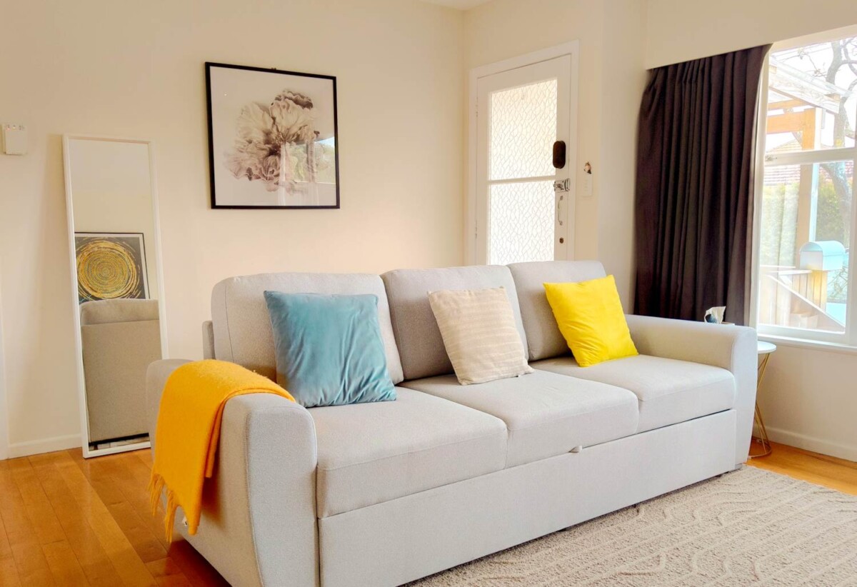 Brick 2 beds 1 bath home with car parks, within Takapuna’s top-tier school zones, and just minutes’ walk to the lakefront of Lake Pupuke, easy reach to Takapuna town centre, 0.4 km to Takapuna School, 2/56A Killarney Street, Takapuna, Auckland
