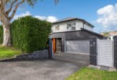 294m2 4 beds 3.5 baths house with double garage on 451m2 section, A private downstairs suite, complete with its own bedroom, bathroom, living area, and separate entrance, close to schools, shops, beach, motorway access, 0.7 km to Hauraki School, 1.3 km to Takapuna Grammar School, 18 Hart Road, Hauraki, Auckland