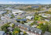 3 beds 3 baths home with garage, walking distance to local shops, close to motorway access, 1.1 km to Albany Junior High School, 7/9 Schnapper Rock Road, Greenhithe, Auckland