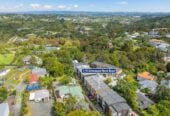 3 beds 3 baths home with garage, walking distance to local shops, close to motorway access, 1.1 km to Albany Junior High School, 7/9 Schnapper Rock Road, Greenhithe, Auckland