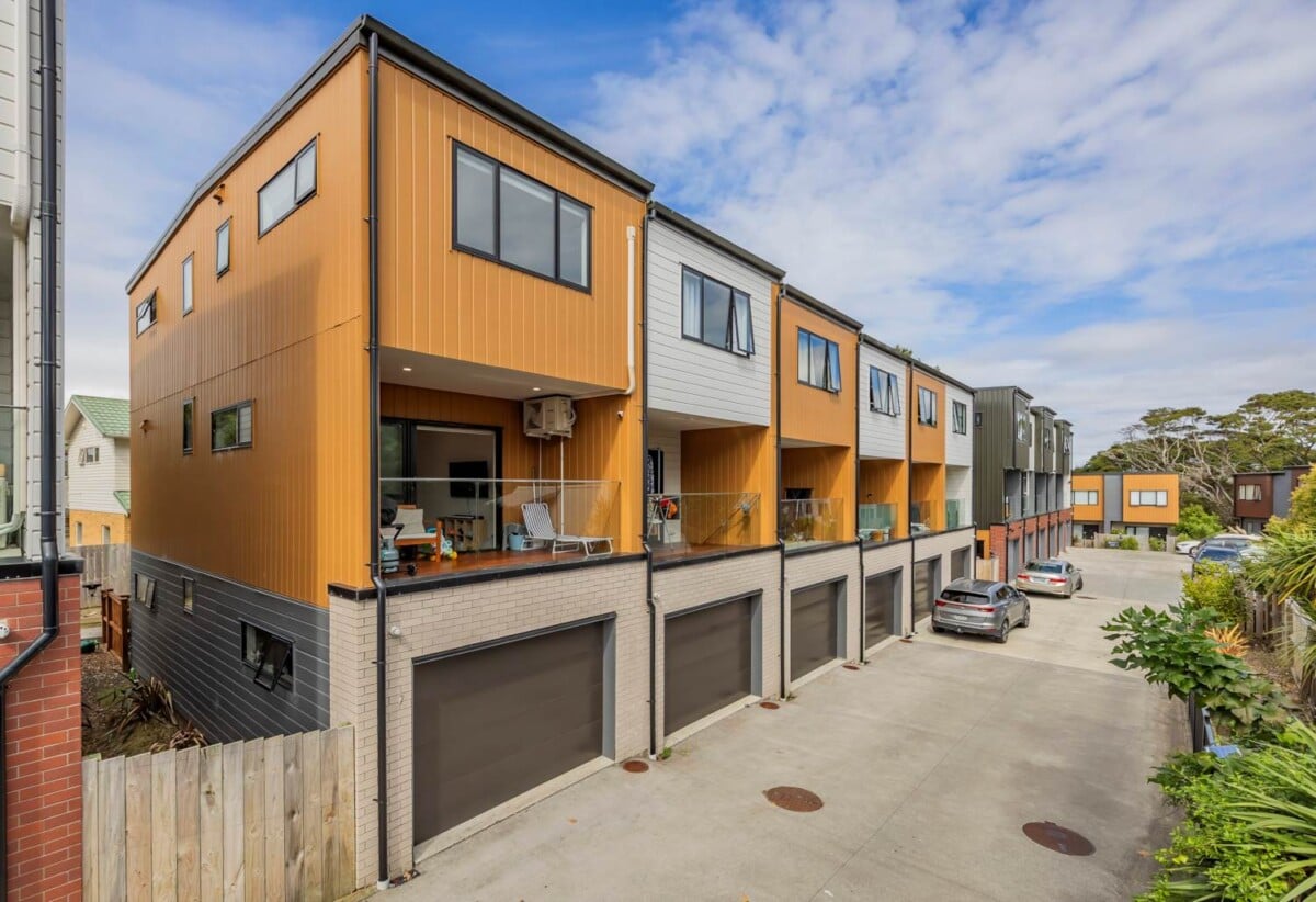 3 beds 3 baths home with garage, walking distance to local shops, close to motorway access, 1.1 km to Albany Junior High School, 7/9 Schnapper Rock Road, Greenhithe, Auckland