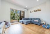 3 beds 3 baths home with garage, walking distance to local shops, close to motorway access, 1.1 km to Albany Junior High School, 7/9 Schnapper Rock Road, Greenhithe, Auckland
