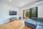 3 beds 3 baths home with garage, walking distance to local shops, close to motorway access, 1.1 km to Albany Junior High School, 7/9 Schnapper Rock Road, Greenhithe, Auckland