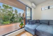 3 beds 3 baths home with garage, walking distance to local shops, close to motorway access, 1.1 km to Albany Junior High School, 7/9 Schnapper Rock Road, Greenhithe, Auckland