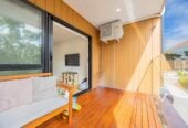 3 beds 3 baths home with garage, walking distance to local shops, close to motorway access, 1.1 km to Albany Junior High School, 7/9 Schnapper Rock Road, Greenhithe, Auckland