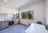 3 beds 3 baths home with garage, walking distance to local shops, close to motorway access, 1.1 km to Albany Junior High School, 7/9 Schnapper Rock Road, Greenhithe, Auckland