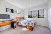 3 beds 3 baths home with garage, walking distance to local shops, close to motorway access, 1.1 km to Albany Junior High School, 7/9 Schnapper Rock Road, Greenhithe, Auckland