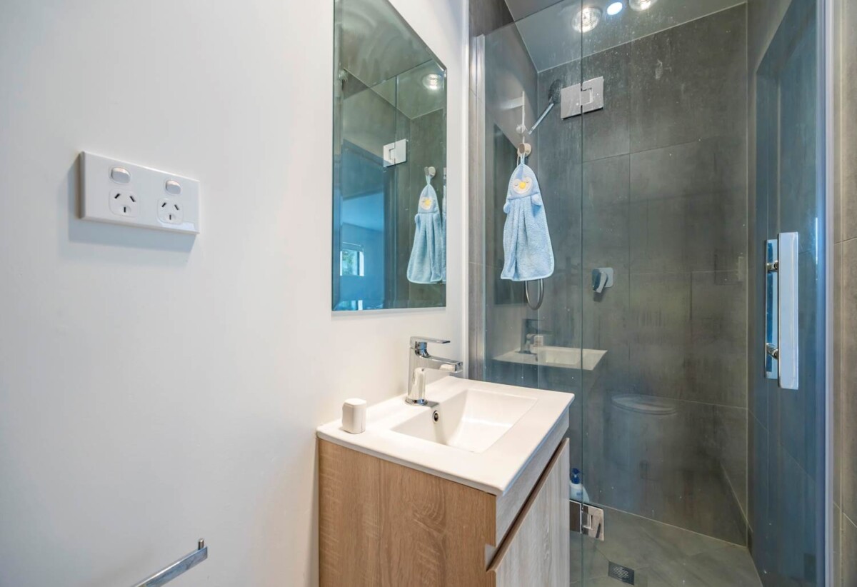 3 beds 3 baths home with garage, walking distance to local shops, close to motorway access, 1.1 km to Albany Junior High School, 7/9 Schnapper Rock Road, Greenhithe, Auckland