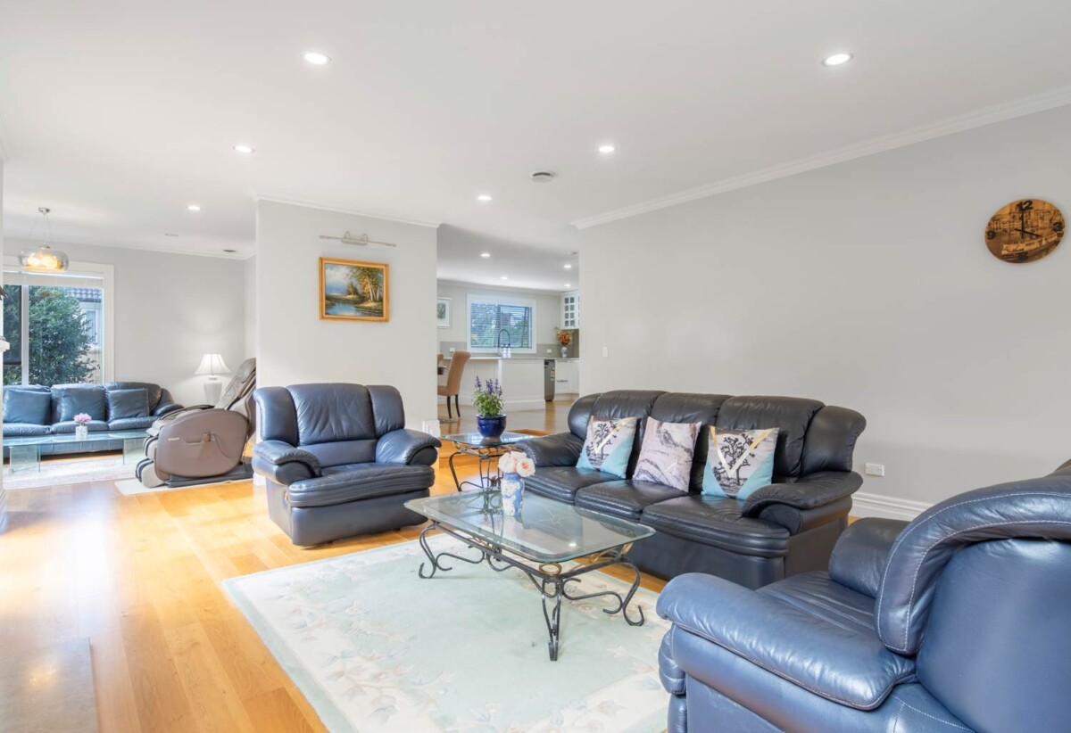 294m2 4 beds 3.5 baths house with double garage on 451m2 section, A private downstairs suite, complete with its own bedroom, bathroom, living area, and separate entrance, close to schools, shops, beach, motorway access, 0.7 km to Hauraki School, 1.3 km to Takapuna Grammar School, 18 Hart Road, Hauraki, Auckland