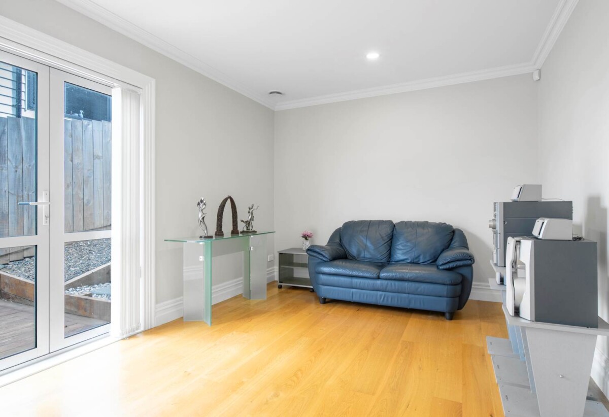 294m2 4 beds 3.5 baths house with double garage on 451m2 section, A private downstairs suite, complete with its own bedroom, bathroom, living area, and separate entrance, close to schools, shops, beach, motorway access, 0.7 km to Hauraki School, 1.3 km to Takapuna Grammar School, 18 Hart Road, Hauraki, Auckland