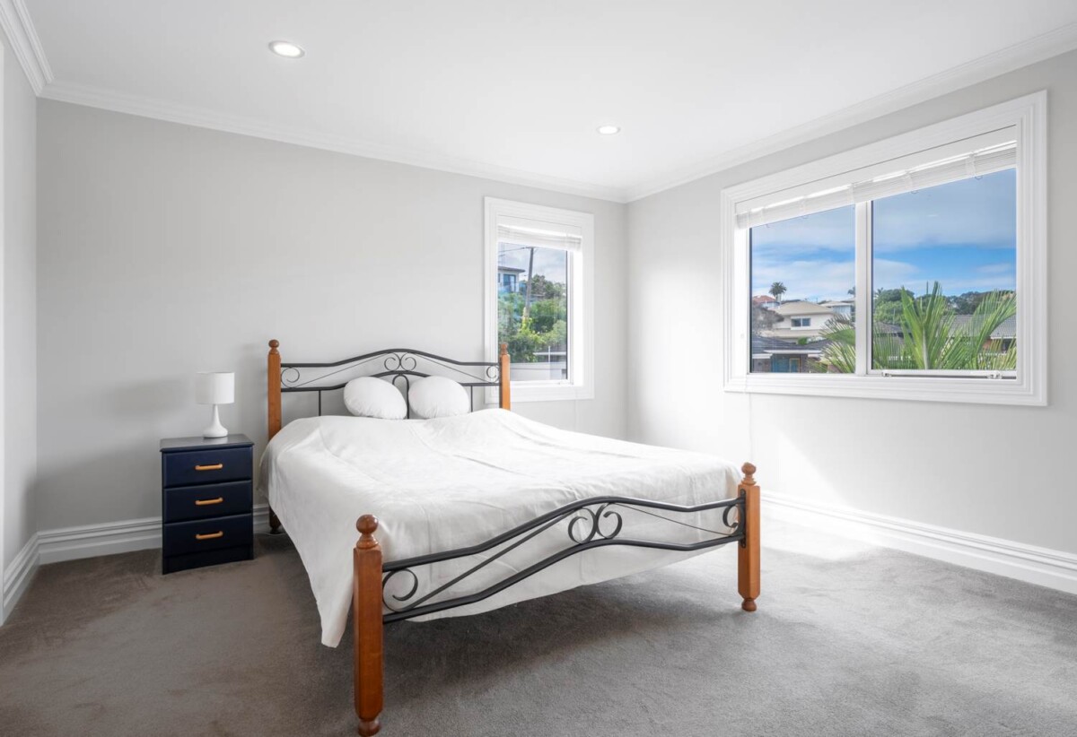 294m2 4 beds 3.5 baths house with double garage on 451m2 section, A private downstairs suite, complete with its own bedroom, bathroom, living area, and separate entrance, close to schools, shops, beach, motorway access, 0.7 km to Hauraki School, 1.3 km to Takapuna Grammar School, 18 Hart Road, Hauraki, Auckland