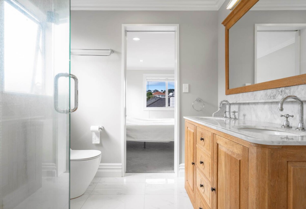 294m2 4 beds 3.5 baths house with double garage on 451m2 section, A private downstairs suite, complete with its own bedroom, bathroom, living area, and separate entrance, close to schools, shops, beach, motorway access, 0.7 km to Hauraki School, 1.3 km to Takapuna Grammar School, 18 Hart Road, Hauraki, Auckland