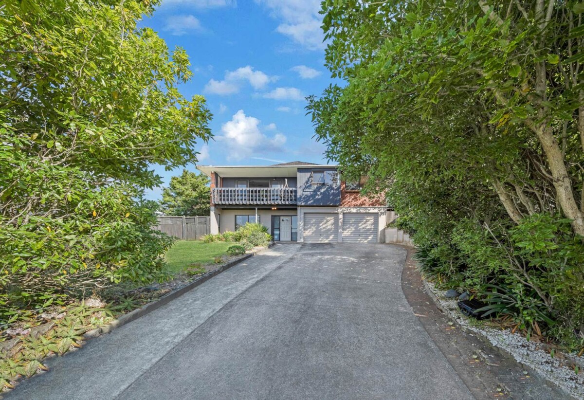 Macleans College zone, 4 beds 3 baths house with double garagfe on 750m2 section, with RC, EPA for 4 standalone new houses, zoned for Pigeon Mountain Primary, Bucklands Beach Intermediate (BBI), and Macleans College, 18 Mark Edward Drive, Half Moon Bay, Auckland