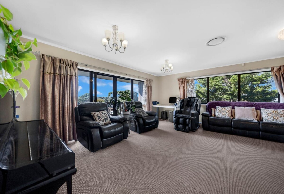 Macleans College zone, 4 beds 3 baths house with double garagfe on 750m2 section, with RC, EPA for 4 standalone new houses, zoned for Pigeon Mountain Primary, Bucklands Beach Intermediate (BBI), and Macleans College, 18 Mark Edward Drive, Half Moon Bay, Auckland