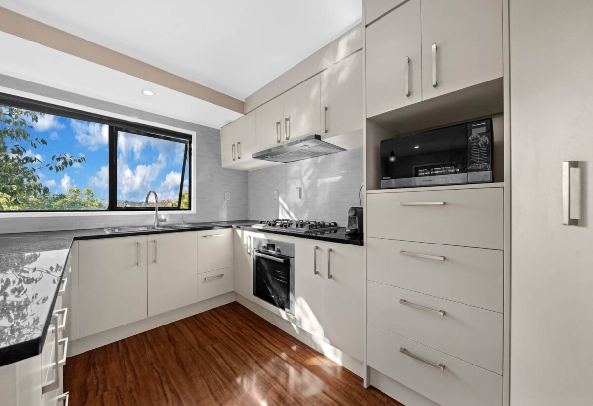 Macleans College zone, 4 beds 3 baths house with double garagfe on 750m2 section, with RC, EPA for 4 standalone new houses, zoned for Pigeon Mountain Primary, Bucklands Beach Intermediate (BBI), and Macleans College, 18 Mark Edward Drive, Half Moon Bay, Auckland