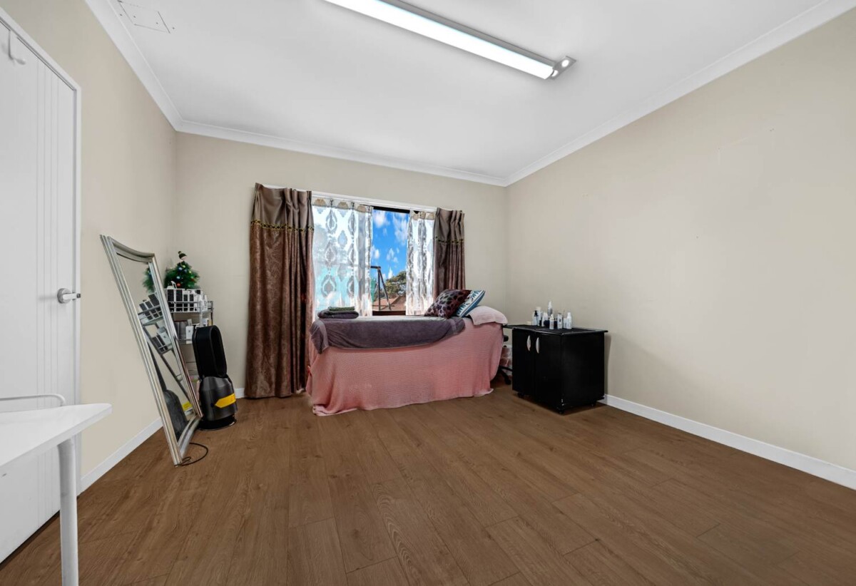 Macleans College zone, 4 beds 3 baths house with double garagfe on 750m2 section, with RC, EPA for 4 standalone new houses, zoned for Pigeon Mountain Primary, Bucklands Beach Intermediate (BBI), and Macleans College, 18 Mark Edward Drive, Half Moon Bay, Auckland