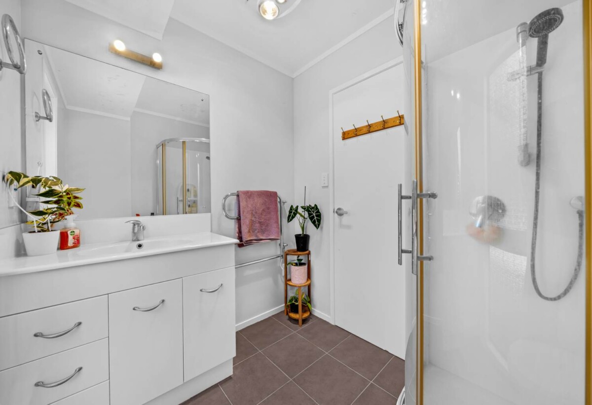 Macleans College zone, 4 beds 3 baths house with double garagfe on 750m2 section, with RC, EPA for 4 standalone new houses, zoned for Pigeon Mountain Primary, Bucklands Beach Intermediate (BBI), and Macleans College, 18 Mark Edward Drive, Half Moon Bay, Auckland