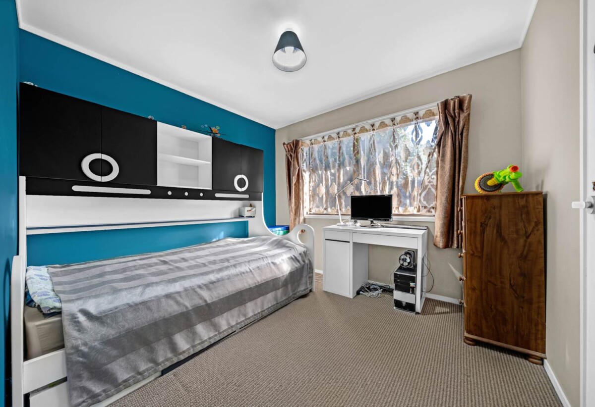 Macleans College zone, 4 beds 3 baths house with double garagfe on 750m2 section, with RC, EPA for 4 standalone new houses, zoned for Pigeon Mountain Primary, Bucklands Beach Intermediate (BBI), and Macleans College, 18 Mark Edward Drive, Half Moon Bay, Auckland