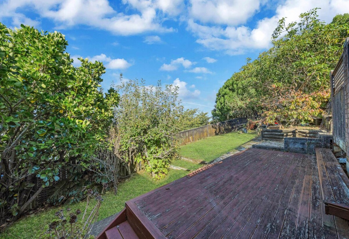 Macleans College zone, 4 beds 3 baths house with double garagfe on 750m2 section, with RC, EPA for 4 standalone new houses, zoned for Pigeon Mountain Primary, Bucklands Beach Intermediate (BBI), and Macleans College, 18 Mark Edward Drive, Half Moon Bay, Auckland